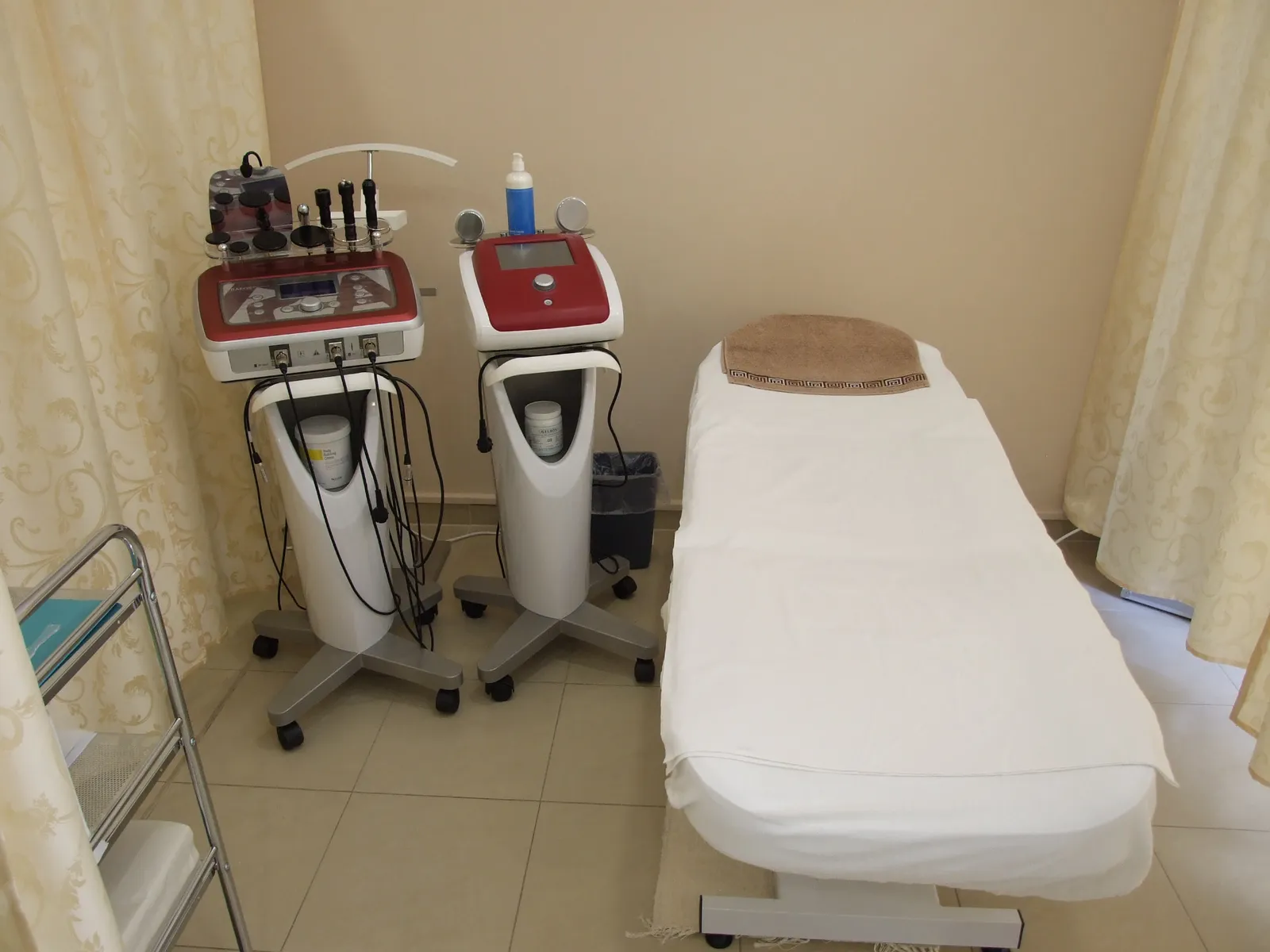 Ošetrovňa salónu Elite Look s lehátkom a kozmetickými prístrojmi