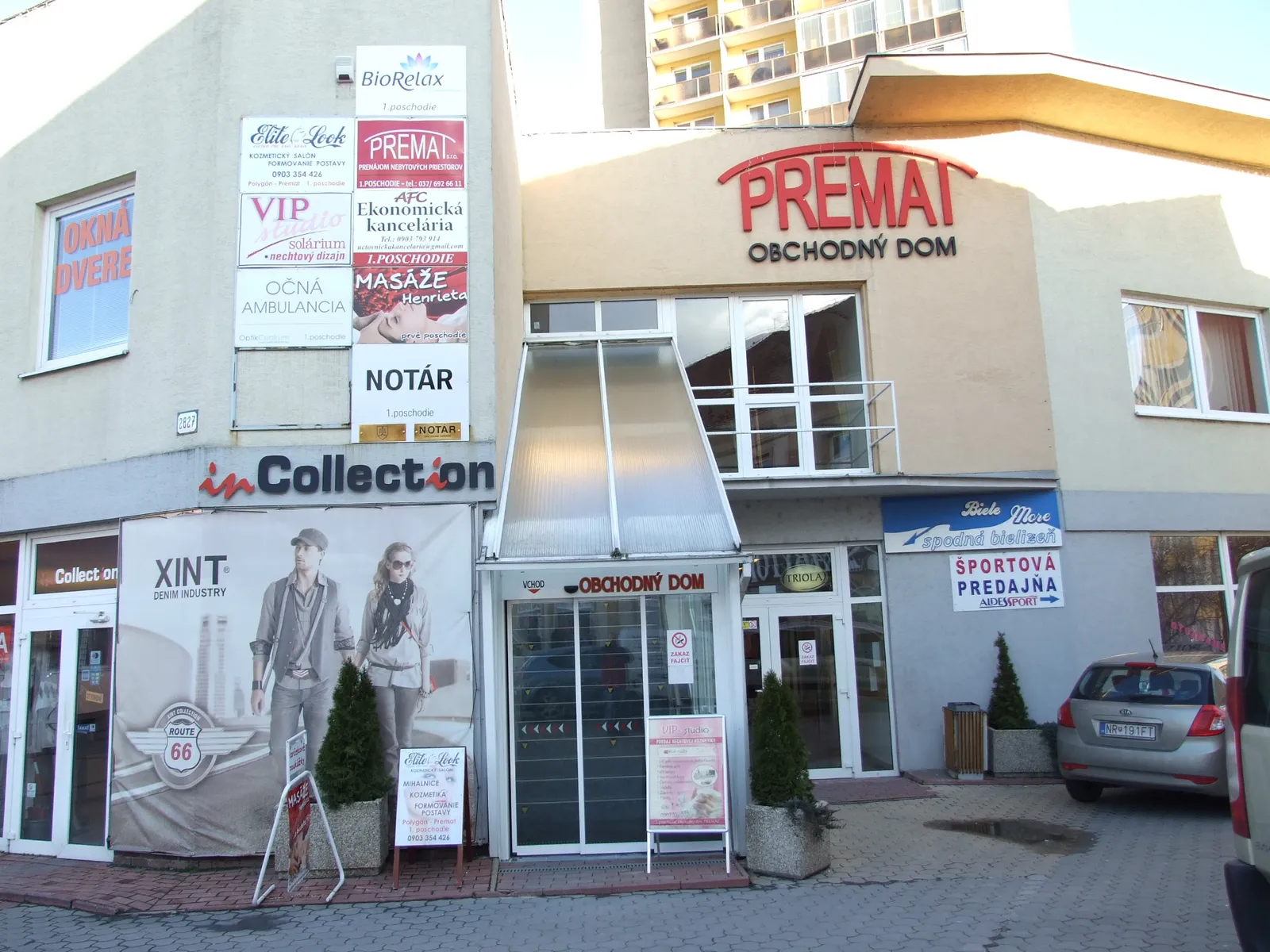 Obchodný dom Premat na Coboriho ulici v Nitre, vchod do budovy